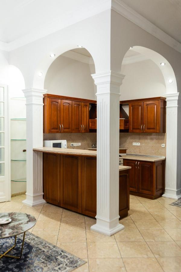 Luxury Downtown 3 Bedroom Apartment By Synagoge With Beautiful View Budapest Bagian luar foto