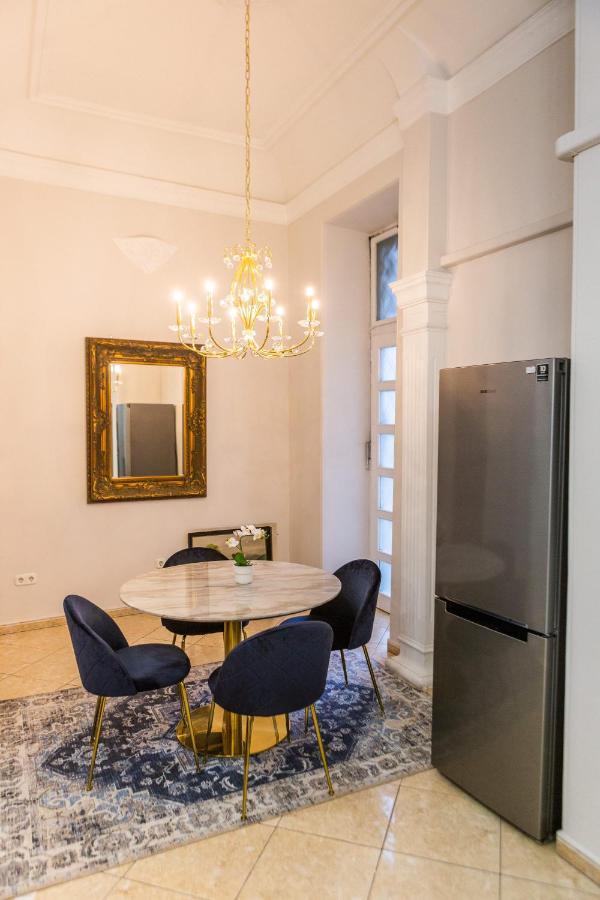 Luxury Downtown 3 Bedroom Apartment By Synagoge With Beautiful View Budapest Bagian luar foto