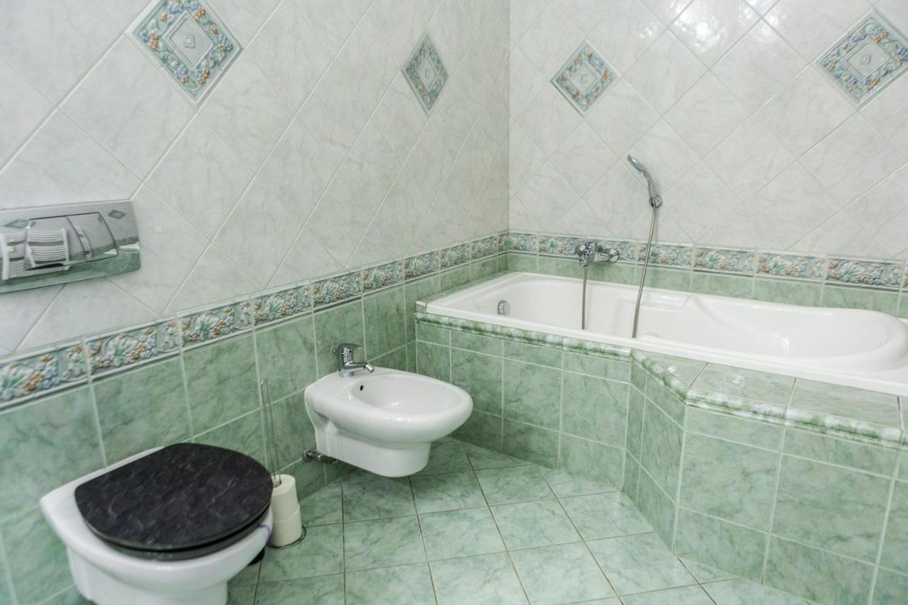 Luxury Downtown 3 Bedroom Apartment By Synagoge With Beautiful View Budapest Bagian luar foto