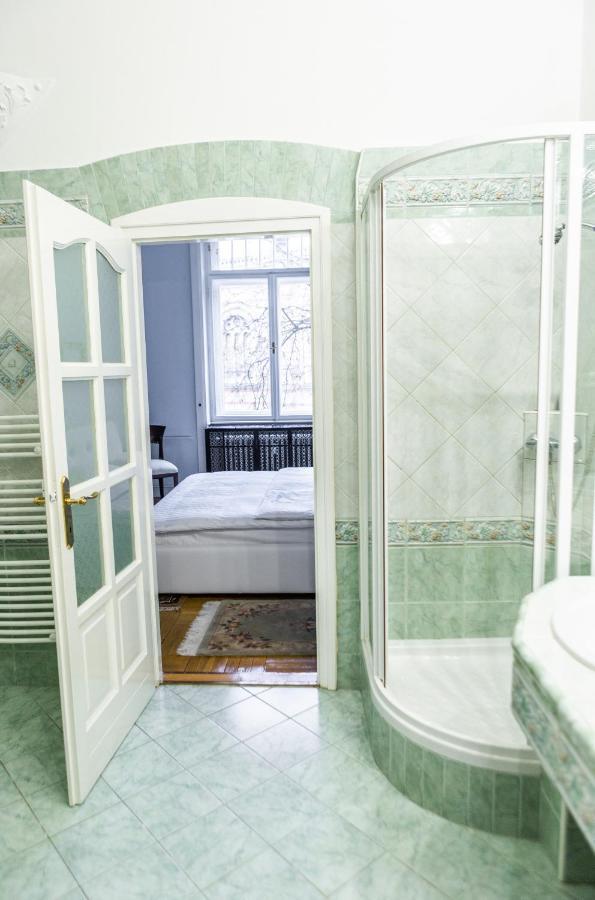 Luxury Downtown 3 Bedroom Apartment By Synagoge With Beautiful View Budapest Bagian luar foto