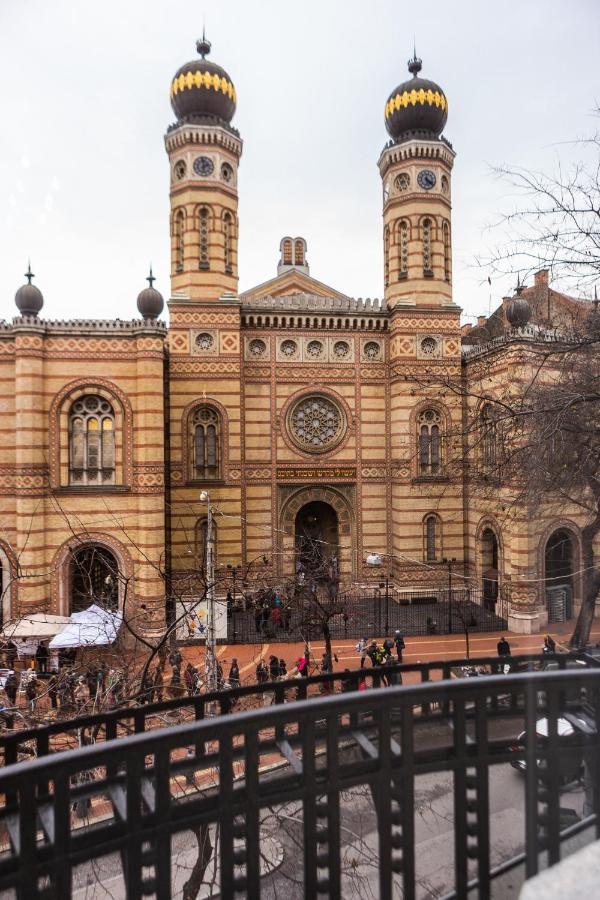 Luxury Downtown 3 Bedroom Apartment By Synagoge With Beautiful View Budapest Bagian luar foto