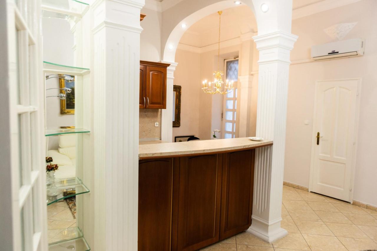 Luxury Downtown 3 Bedroom Apartment By Synagoge With Beautiful View Budapest Bagian luar foto
