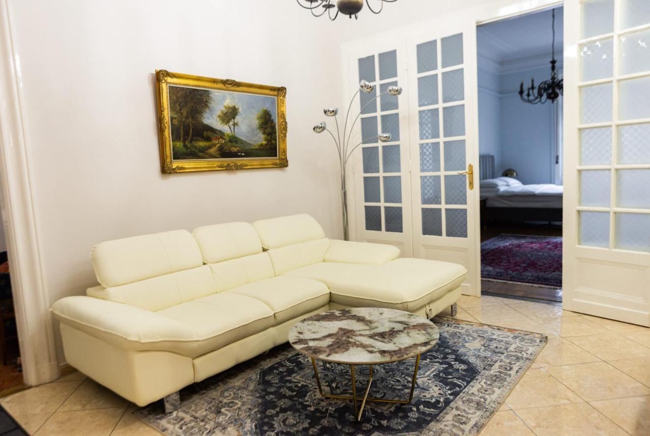 Luxury Downtown 3 Bedroom Apartment By Synagoge With Beautiful View Budapest Bagian luar foto