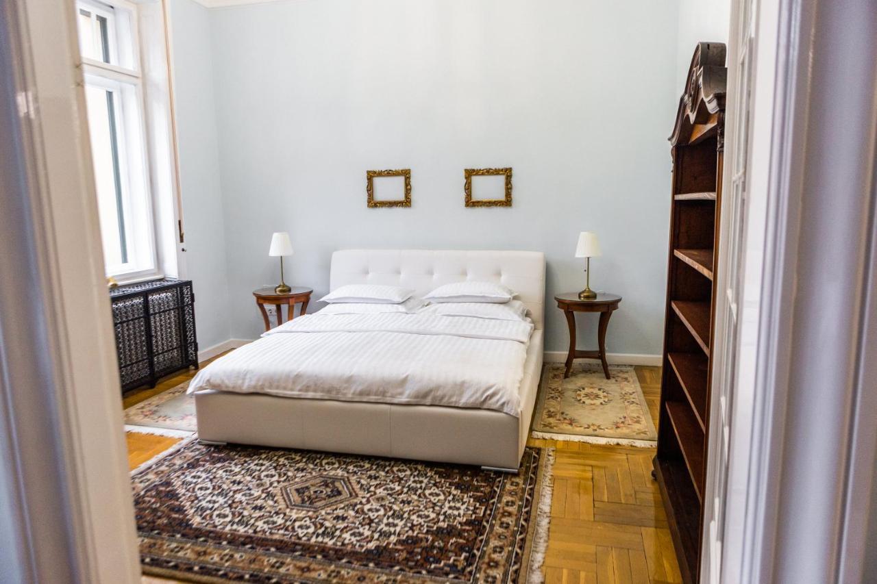 Luxury Downtown 3 Bedroom Apartment By Synagoge With Beautiful View Budapest Bagian luar foto