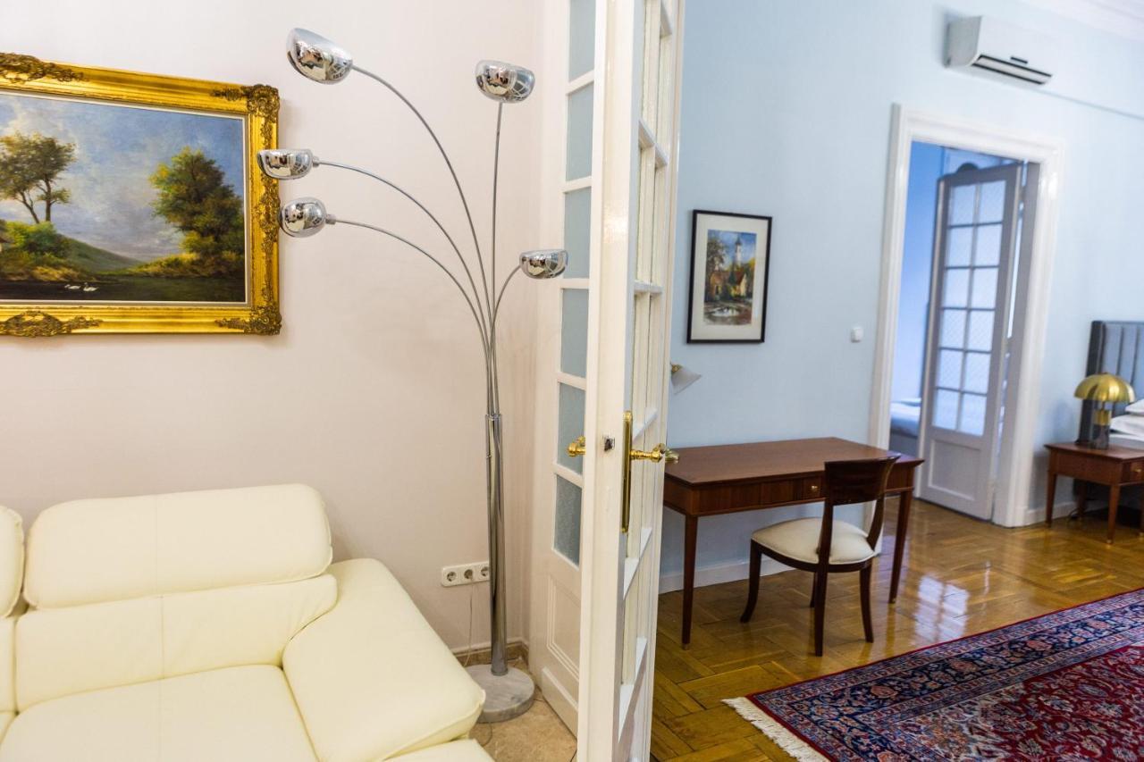Luxury Downtown 3 Bedroom Apartment By Synagoge With Beautiful View Budapest Bagian luar foto