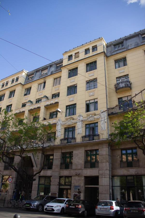 Luxury Downtown 3 Bedroom Apartment By Synagoge With Beautiful View Budapest Bagian luar foto