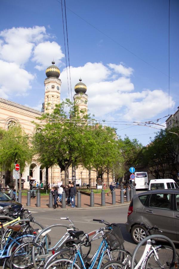 Luxury Downtown 3 Bedroom Apartment By Synagoge With Beautiful View Budapest Bagian luar foto