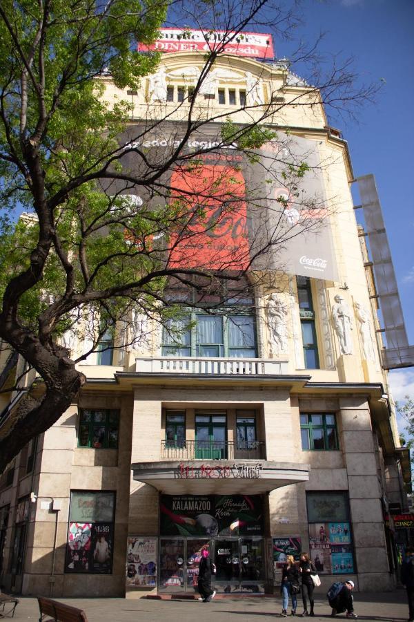 Luxury Downtown 3 Bedroom Apartment By Synagoge With Beautiful View Budapest Bagian luar foto